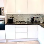 Flat In Shepherd\'S Bush