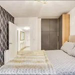 Chelsea Chic: An Upscale And Modern Flat