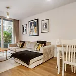 Chelsea Chic: An Upscale And Modern Flat