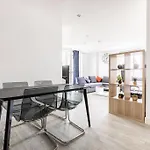 Stylish & Comfortable Top-Floor Flat In Harrow