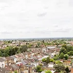 Stylish & Comfortable Top-Floor Flat In Harrow