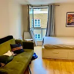 Modern 1 Bedroom Apartment Moments From Shoreditch