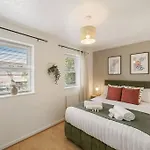 Cosy & Modern Property In London - Sleeps Up To 5