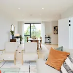 The Brondesbury Hideaway - Stylish 3Bdr Flat With Balcony & Parking
