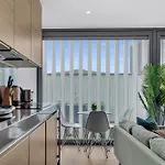 Mysquare Premium One Bedroom Apartment City Road Basin
