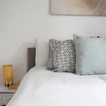3-Bedroom Apartment Short Term Rental & Flexible Renting Limehouse With Free Wifi & Free Parking