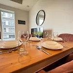 London Luxury Flat With Balcony, River View, O2 Arena, Excel, Canary Wharf, Station