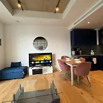 London Luxury Flat With Balcony, River View, O2 Arena, Excel, Canary Wharf, Station