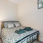 Modern 3 Bedroom Apartment In Wimbeldon Park