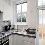 Modern 3 Bedroom Apartment In Wimbeldon Park