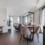 Deluxe Three Bedroom Apartment By London Excel Stays