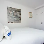 Veeve - Canalside Comfort