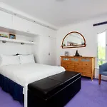 Veeve - Canalside Comfort