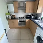 Entire 3 Bedroom Home - Minutes To Emirates Stadium!