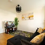 Luxury Riverview 2Bed Apt- 5 Mins From Excel London, Canary Wharf, 02 Arena - Free Parking - Playstation 4 Provided