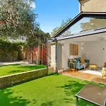 3 Bedroom Mews Home - Clapham Common - Free Private Parking - Sleeps 5 - Newly Refurbished - Sweetpea & Pillow Properties