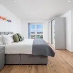Skyvillion - London River Thames Top Floor Apartments By Woolwich Ferry, Mins To London Excel, O2 Arena , London City Airport With Parking