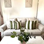 Charming, Renovated Residence In Willesden Green