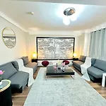 Hyde Park Comfortable Two Bedroom Apartment
