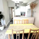 Cozy 3 Bed Flat Near To Station