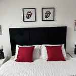 Comfortable Rooms - Only 6-Mins Walk From Underground Station