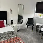 Comfortable Rooms - Only 6-Mins Walk From Underground Station
