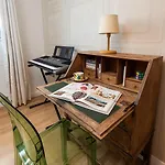 Two Bedroom Flat With Balcony In Central Wimbledon