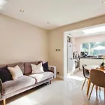 Lovely 2 Bedroom Ground Floor Flat With Garden.