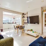 Lovely 2 Bedroom Ground Floor Flat With Garden.