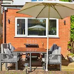 Lovely 2 Bedroom Ground Floor Flat With Garden.