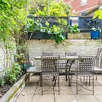Cosy 2 Bedroom Chelsea Apartment With Private Terrace