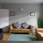 Comfortable Waterloo Home Near Thames