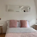 Spacious West London Apartment - Great Location