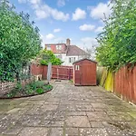 Pass The Keys Spacious Family Home In London