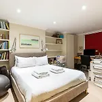 London Luxe Retreat 5-Bed Gem