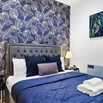 Modern One Bedroom Flat - Sleeps 5 -Near Heathrow - London Ub3