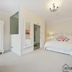 Beautiful 2 King Size Beds 2 Bath- Sleeps 5 In Earls Court