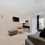 Beautiful 2 King Size Beds 2 Bath- Sleeps 5 In Earls Court