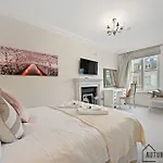 Beautiful 2 King Size Beds 2 Bath- Sleeps 5 In Earls Court