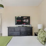 Parea Living - Cosy Flat With Skyline Views Beside Canary Wharf