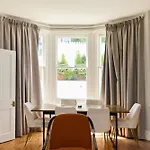 The West Kensington Hideout - Cozy 2Bdr Flat With Garden