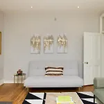 The West Kensington Hideout - Cozy 2Bdr Flat With Garden