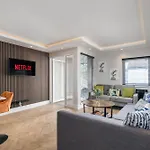 Skyvillion - Cozy Large 4 & 1 Bed Apartments In London Enfield, Mins To Tube Station, Free Wi-Fi
