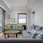 Skyvillion - Cozy Large 4 & 1 Bed Apartments In London Enfield, Mins To Tube Station, Free Wi-Fi