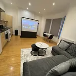 Spacious 2 Bed Flat In London