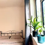 Whitechapel Lindley House R2