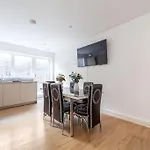 Stunning 5-Bedroom Retreat In The Heart Of London