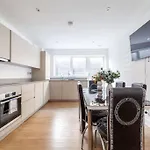 Stunning 5-Bedroom Retreat In The Heart Of London