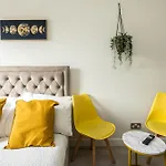 Spacious Studio For Up To 4! Sofa Bed