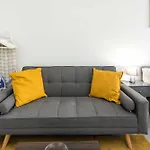 Spacious Studio For Up To 4! Sofa Bed